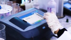 فيديو يُبرز الدور الكبير الذي يضطلع به المختبر المركزي لفحص جودة المياه التابع للمؤسسة المحلية للمياه والصرف الصحي بمحافظة عدن.