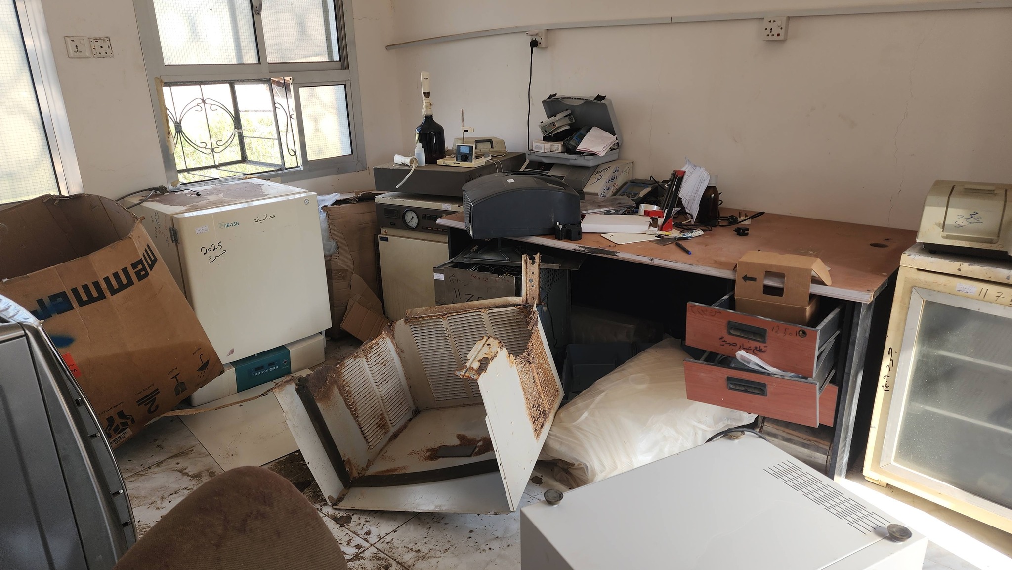 سرقة معامل مختبر المياه في عدن