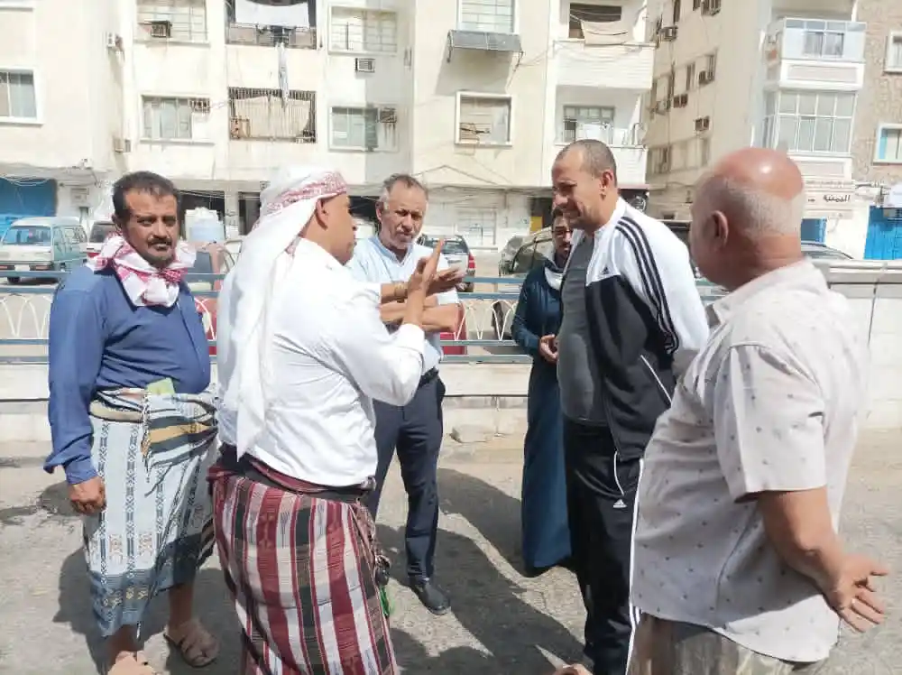 فرق الصيانة بمؤسسة مياه عدن تنفذ أعمال تصفية وفتح انسدادات في شبكات الصرف الصحي بالمعلا