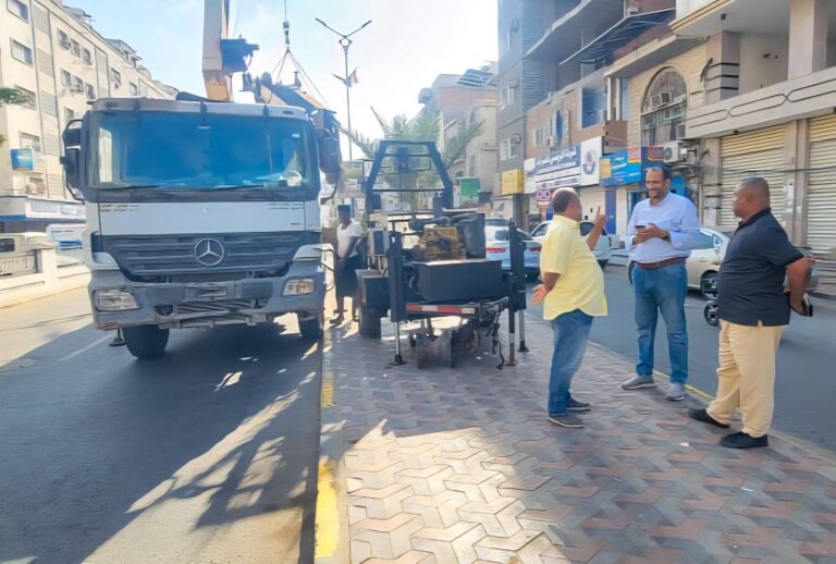 مؤسسة مياه عدن تواصل حملات صيانة شبكات الصرف الصحي في عدد من المديريات وتواجه عوائق في خورمكسر