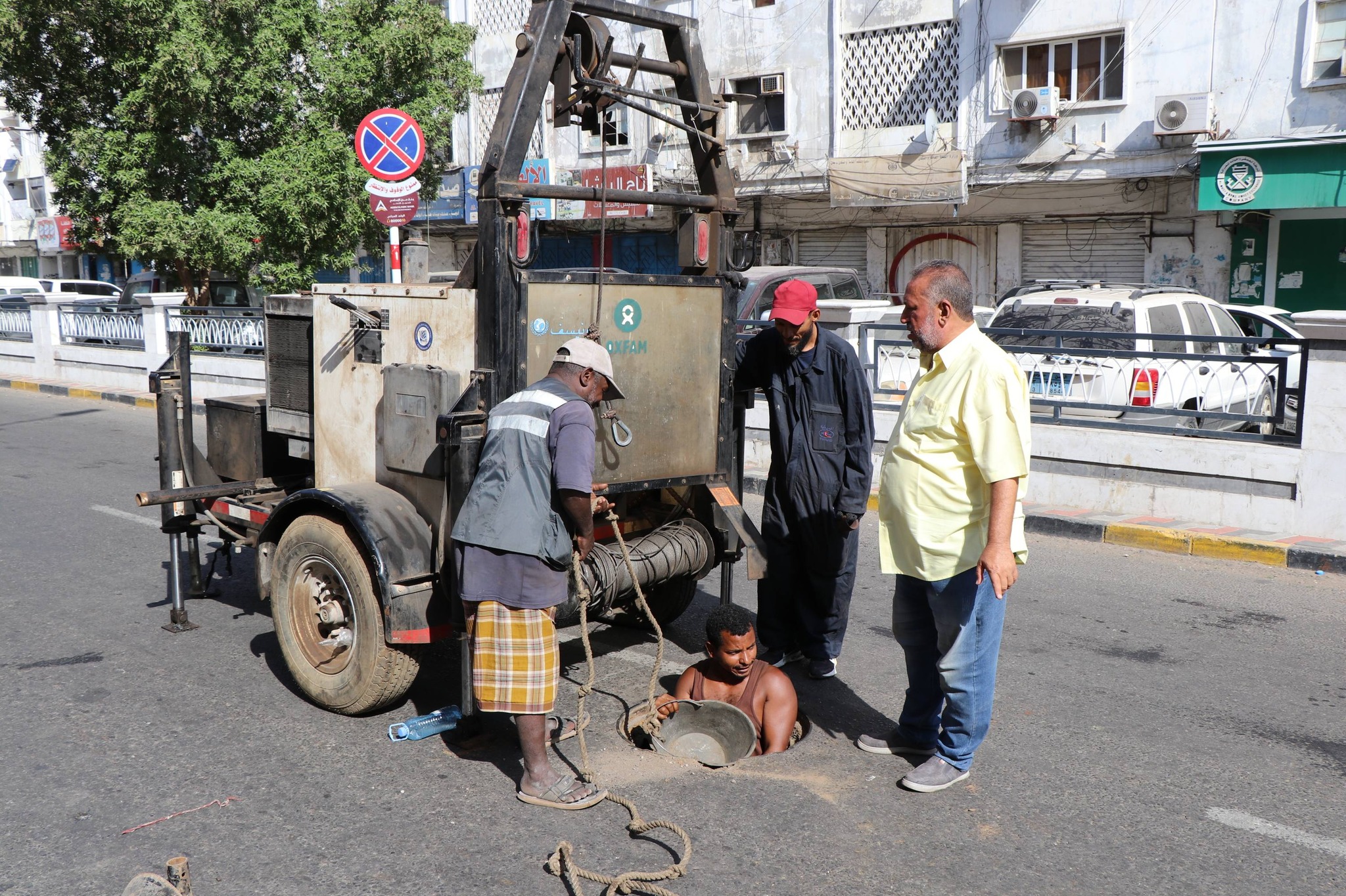 مؤسسة مياه عدن تواصل حملات صيانة شبكات الصرف الصحي في عدد من المديريات وتواجه عوائق في خورمكسر