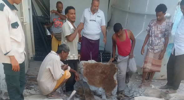 عدن – إعلام المؤسسة نفذت الفرق الفنية التابعة للمؤسسة المحلية للمياه والصرف الصحي بمحافظة عدن، حملة ميدانية شاملة لفتح الانسدادات وتصفية شبكات الصرف الصحي في حي السفارات بمديرية خور مكسر، ضمن جهود المؤسسة المستمرة لتحسين مستوى الخدمات وضمان استمرارية عمل الشبكات. وأوضح نائب مدير عام المؤسسة لشؤون الصرف الصحي، المهندس زكي حداد، أن أعمال التصفية وفتح الانسدادات جاءت بعد إزالة كتل إسمنتية ومكاتب متنقلة تابعة لبعض المنظمات، كانت موضوعة على مناهل الصرف الصحي، ما أعاق وصول الفرق الفنية وأسهم في تفاقم المشكلة. وأكد المهندس حداد، أن المؤسسة وجهت رسالة رسمية إلى المنظمات الدولية العاملة في حي السفارات بخور مكسر لإزالة العوائق، وتجاوبت معها بعد مرور أكثر من عشرة أيام.. مُبينًا أن فرق المؤسسة باشرت العمل فور إزالة العوائق، وقامت بتصفية شاملة وفتح جميع الانسدادات لضمان انسياب المياه بشكل طبيعي ومعالجة الآثار البيئية والصحية الناتجة. وجدد دعوة المؤسسة للسلطة المحلية في مديرية خور مكسر بضرورة إزالة جميع العشوائيات والعوائق المقامة على شبكات ومناهل الصرف الصحي في بقية الأحياء السكنية الأخرى لما تسببه من أضرار مباشرة على البنية التحتية وتعطيل أعمال الصيانة الدورية. وأكد أن فرق المؤسسة مستمرة في تنفيذ حملات ميدانية مماثلة وفق خطة طوارئ لمعالجة الاختناقات في مختلف مديريات العاصمة المؤقتة عدن، داعيًا المواطنين إلى التعاون والإبلاغ عن أي انسدادات أو اعتداءات على شبكات الصرف الصحي.