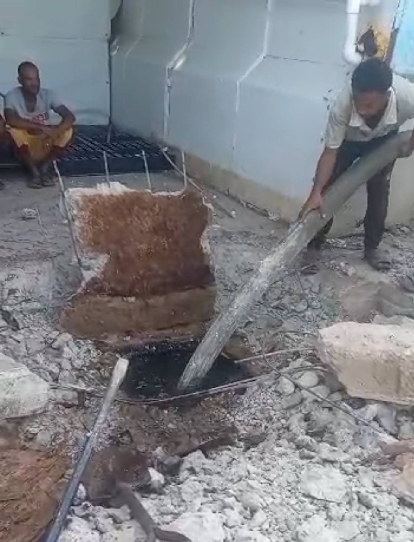 عدن – إعلام المؤسسة
نفذت الفرق الفنية التابعة للمؤسسة المحلية للمياه والصرف الصحي بمحافظة عدن، حملة ميدانية شاملة لفتح الانسدادات وتصفية شبكات الصرف الصحي في حي السفارات بمديرية خور مكسر، ضمن جهود المؤسسة المستمرة لتحسين مستوى الخدمات وضمان استمرارية عمل الشبكات.
وأوضح نائب مدير عام المؤسسة لشؤون الصرف الصحي، المهندس زكي حداد، أن أعمال التصفية وفتح الانسدادات جاءت بعد إزالة كتل إسمنتية ومكاتب متنقلة تابعة لبعض المنظمات، كانت موضوعة على مناهل الصرف الصحي، ما أعاق وصول الفرق الفنية وأسهم في تفاقم المشكلة.
وأكد المهندس حداد، أن المؤسسة وجهت رسالة رسمية إلى المنظمات الدولية العاملة في حي السفارات بخور مكسر لإزالة العوائق، وتجاوبت معها بعد مرور أكثر من عشرة أيام.. مُبينًا أن فرق المؤسسة باشرت العمل فور إزالة العوائق، وقامت بتصفية شاملة وفتح جميع الانسدادات لضمان انسياب المياه بشكل طبيعي ومعالجة الآثار البيئية والصحية الناتجة.
وجدد دعوة المؤسسة للسلطة المحلية في مديرية خور مكسر بضرورة إزالة جميع العشوائيات  والعوائق المقامة على شبكات ومناهل الصرف الصحي في بقية الأحياء السكنية الأخرى لما تسببه من أضرار مباشرة على البنية التحتية وتعطيل أعمال الصيانة الدورية.
وأكد أن فرق المؤسسة مستمرة في تنفيذ حملات ميدانية مماثلة وفق خطة طوارئ لمعالجة الاختناقات في مختلف مديريات العاصمة المؤقتة عدن، داعيًا المواطنين إلى التعاون والإبلاغ عن أي انسدادات أو اعتداءات على شبكات الصرف الصحي.