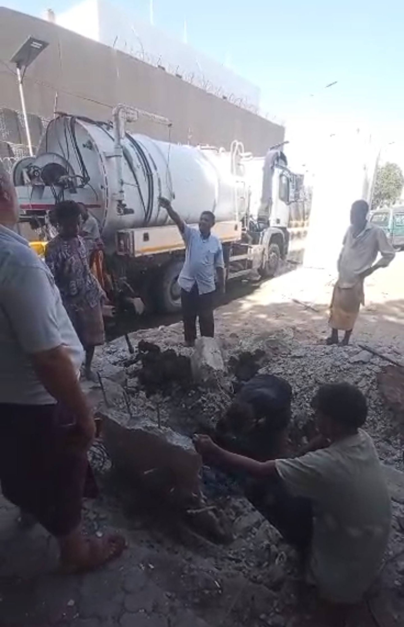 عدن – إعلام المؤسسة
نفذت الفرق الفنية التابعة للمؤسسة المحلية للمياه والصرف الصحي بمحافظة عدن، حملة ميدانية شاملة لفتح الانسدادات وتصفية شبكات الصرف الصحي في حي السفارات بمديرية خور مكسر، ضمن جهود المؤسسة المستمرة لتحسين مستوى الخدمات وضمان استمرارية عمل الشبكات.
وأوضح نائب مدير عام المؤسسة لشؤون الصرف الصحي، المهندس زكي حداد، أن أعمال التصفية وفتح الانسدادات جاءت بعد إزالة كتل إسمنتية ومكاتب متنقلة تابعة لبعض المنظمات، كانت موضوعة على مناهل الصرف الصحي، ما أعاق وصول الفرق الفنية وأسهم في تفاقم المشكلة.
وأكد المهندس حداد، أن المؤسسة وجهت رسالة رسمية إلى المنظمات الدولية العاملة في حي السفارات بخور مكسر لإزالة العوائق، وتجاوبت معها بعد مرور أكثر من عشرة أيام.. مُبينًا أن فرق المؤسسة باشرت العمل فور إزالة العوائق، وقامت بتصفية شاملة وفتح جميع الانسدادات لضمان انسياب المياه بشكل طبيعي ومعالجة الآثار البيئية والصحية الناتجة.
وجدد دعوة المؤسسة للسلطة المحلية في مديرية خور مكسر بضرورة إزالة جميع العشوائيات  والعوائق المقامة على شبكات ومناهل الصرف الصحي في بقية الأحياء السكنية الأخرى لما تسببه من أضرار مباشرة على البنية التحتية وتعطيل أعمال الصيانة الدورية.
وأكد أن فرق المؤسسة مستمرة في تنفيذ حملات ميدانية مماثلة وفق خطة طوارئ لمعالجة الاختناقات في مختلف مديريات العاصمة المؤقتة عدن، داعيًا المواطنين إلى التعاون والإبلاغ عن أي انسدادات أو اعتداءات على شبكات الصرف الصحي.