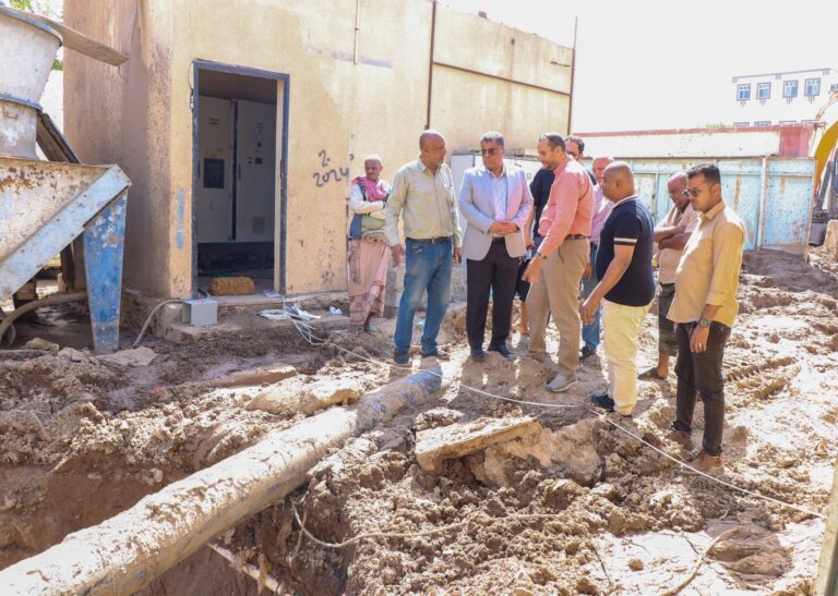 وكيل أول العاصمة عدن يتفقد سير العمل في إصلاح كسر بمحطة ضخ الصرف الصحي الرئيسية بالمنصورة