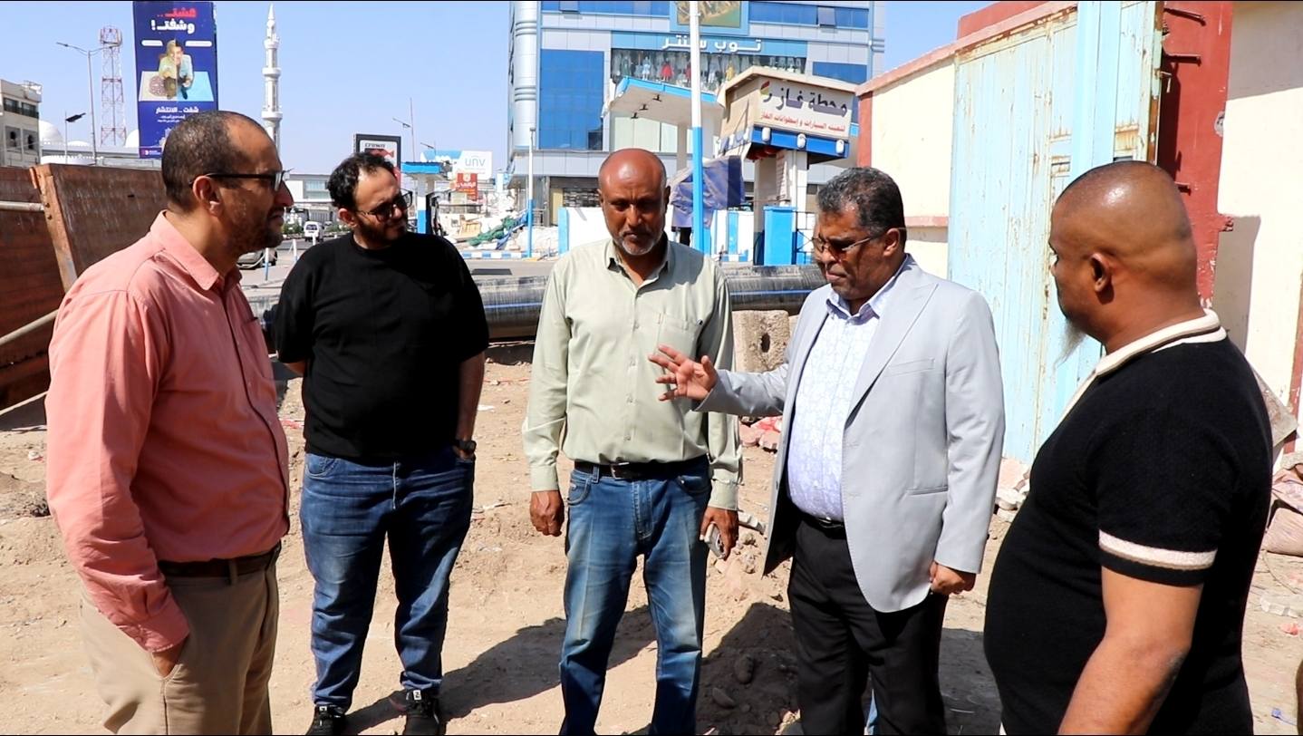 وكيل أول العاصمة عدن يتفقد سير العمل في إصلاح كسر بمحطة ضخ الصرف الصحي الرئيسية بالمنصورة