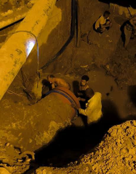 فرق مؤسسة مياه عدن تواصل إصلاح كسر في محطة ضخ الصرف الصحي الرئيسية بالمنصورة