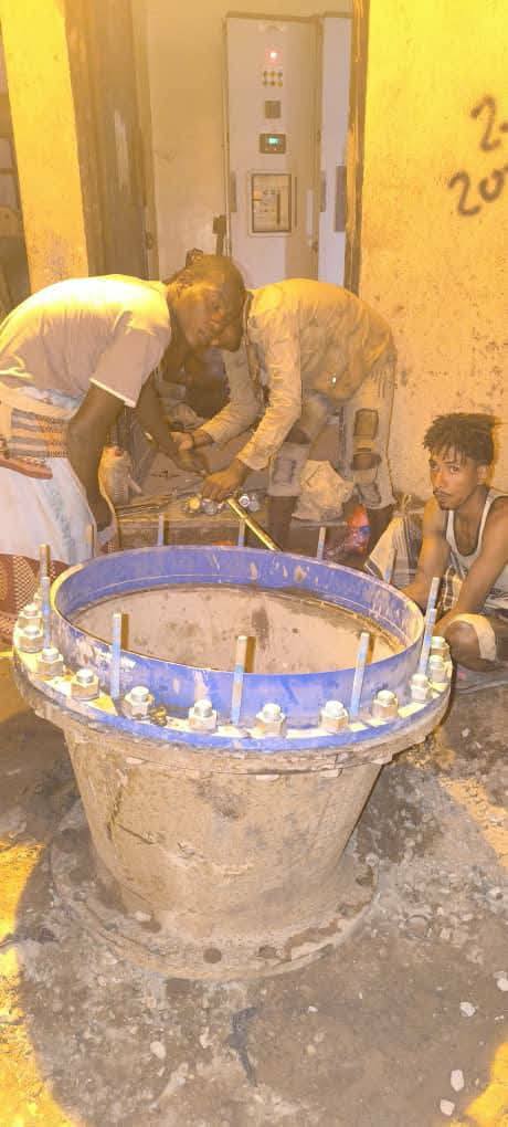 فرق مؤسسة مياه عدن تواصل إصلاح كسر في محطة ضخ الصرف الصحي الرئيسية بالمنصورة