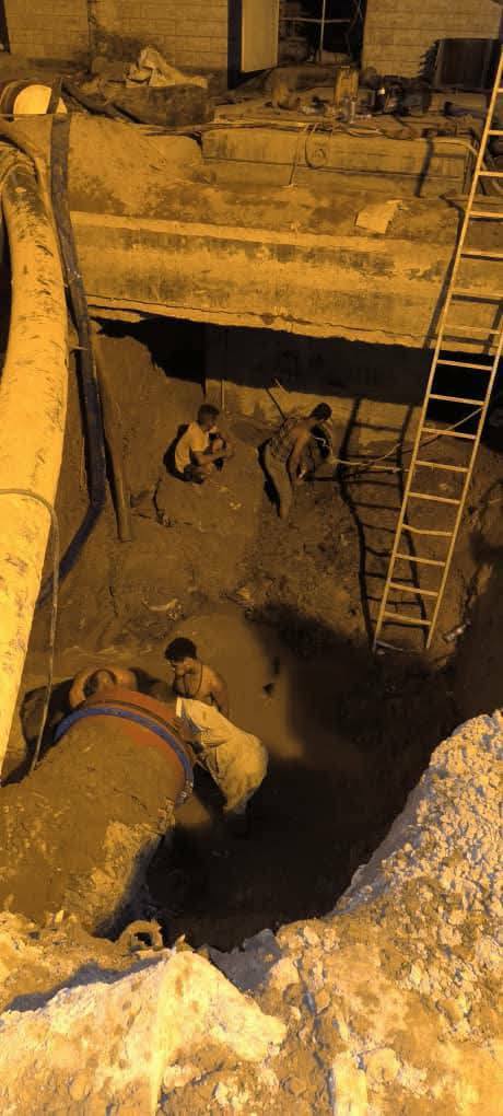 فرق مؤسسة مياه عدن تواصل إصلاح كسر في محطة ضخ الصرف الصحي الرئيسية بالمنصورة