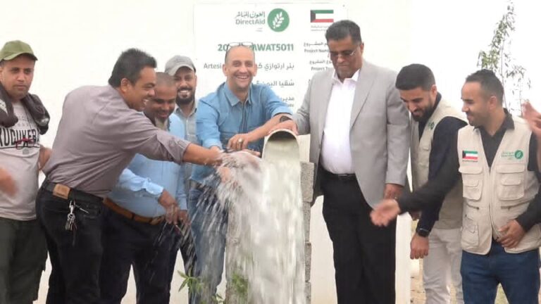 وكيل أول محافظة عدن ومدير مؤسسة المياه م/ محمد باخبيرة يدشنان الضخ التجريبي لستة آبار ارتوازية في بئر أحمد