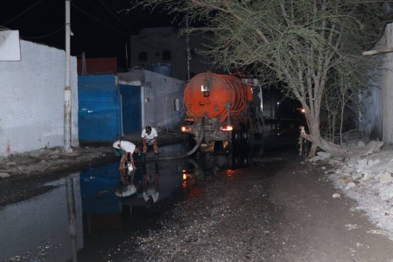 نعمل بوتيرة عالية لمعالجة طفح مياه الصرف الصحي في الشيخ عثمان والمنصورة