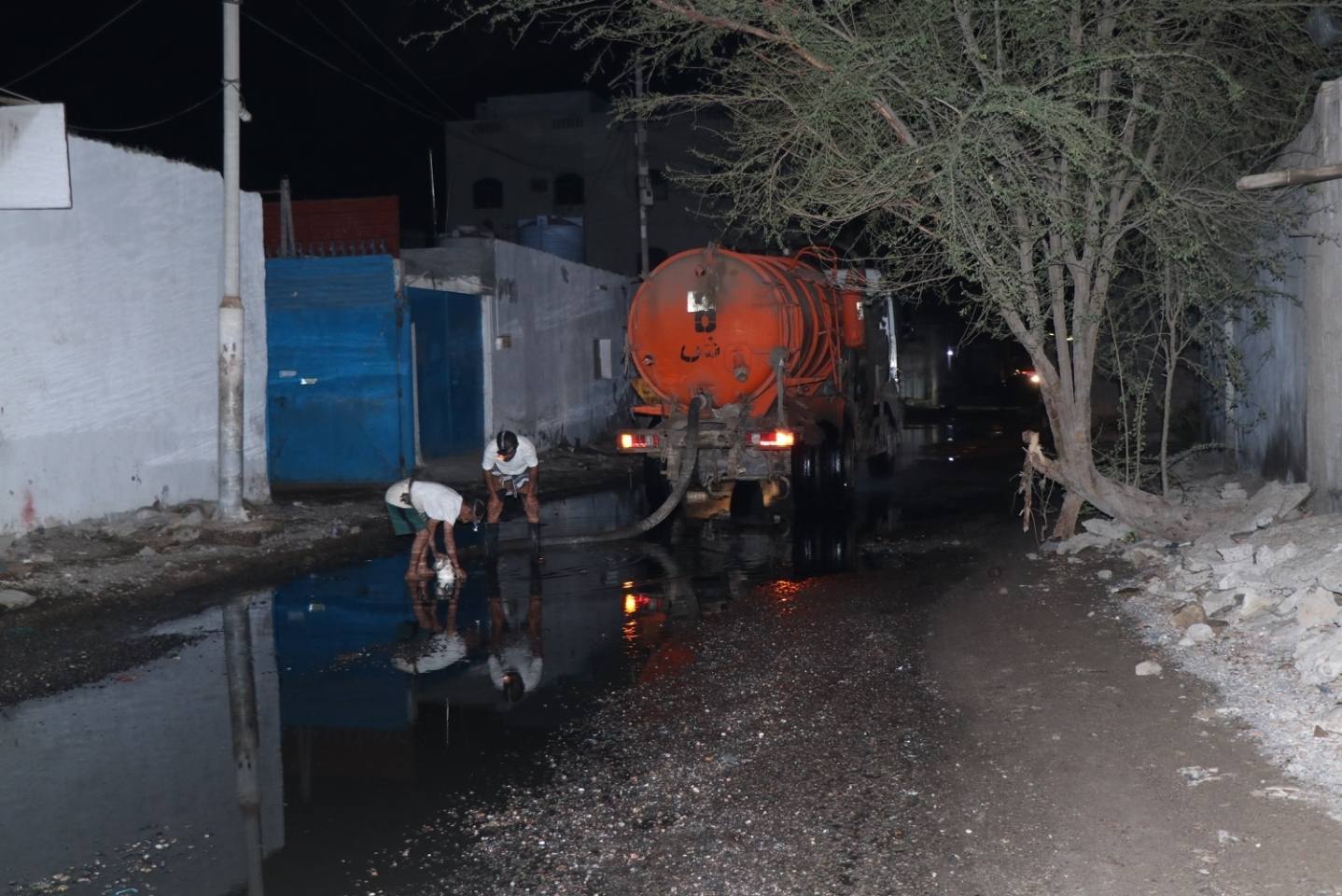 نعمل بوتيرة عالية لمعالجة طفح مياه الصرف الصحي في الشيخ عثمان والمنصورة