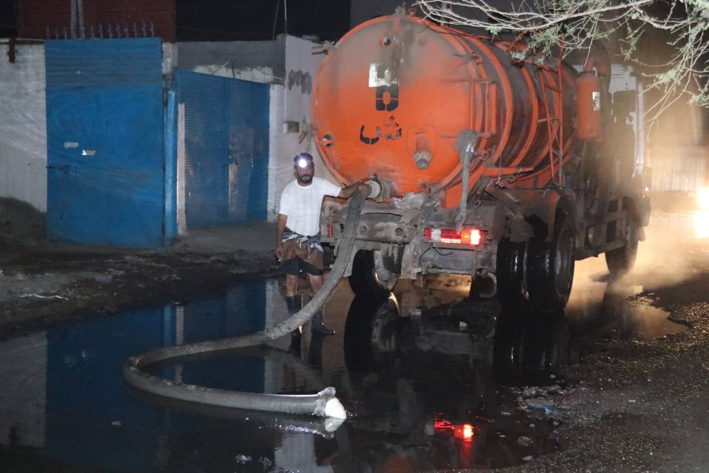 نعمل يسرعة لمعالجة طفح مياه الصرف الصحي في الشيخ عثمان والمنصورة