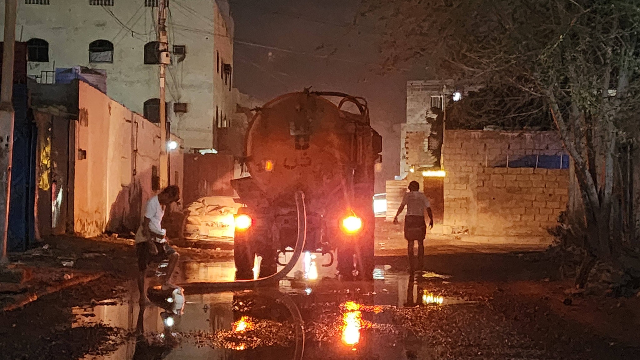 نعمل بشدة لمعالجة طفح مياه الصرف الصحي في الشيخ عثمان والمنصورة