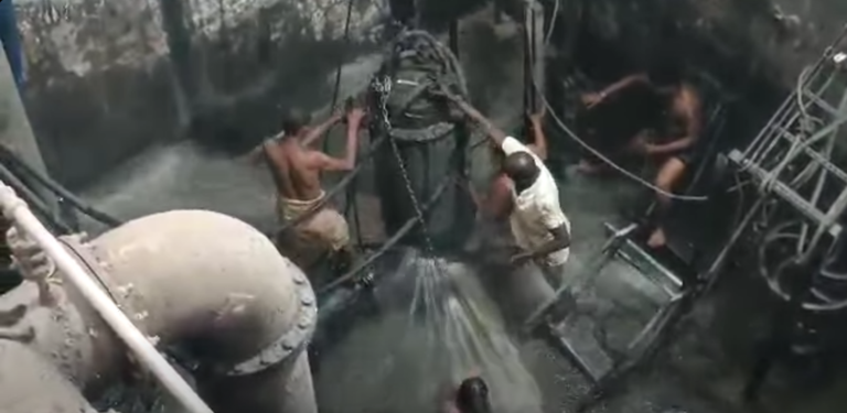 فرق الصيانة التابعة للمؤسسة نفذت أعمال صيانة وإصلاح للمضخات القديمة في المحطة الرئيسية بالمنصورة للصرف الصحي،