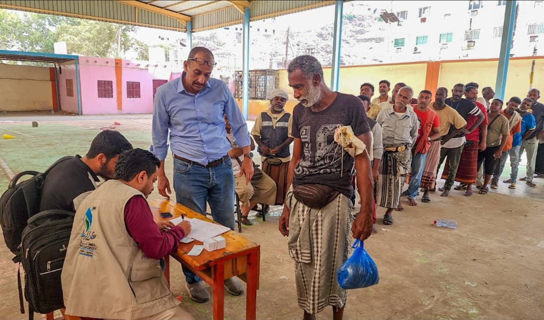 تدشين توزيع سلال غذائية لموظفي مؤسسة المياه والصرف الصحي في عدن