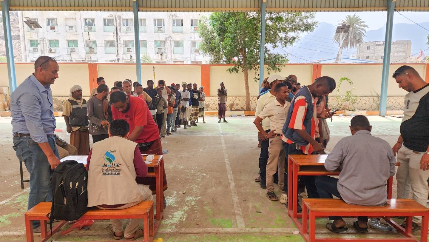 تدشين توزيع سلال غذائية لموظفي مؤسسة المياه والصرف الصحي بعدن