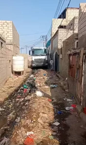 فيديو يوثق صعوبة وصول فرق الصرف الصحي التابعة للمؤسسة المحلية للمياه والصرف الصحي إلى بعض المناطق والأحياء الشعبية في مدينة عدن