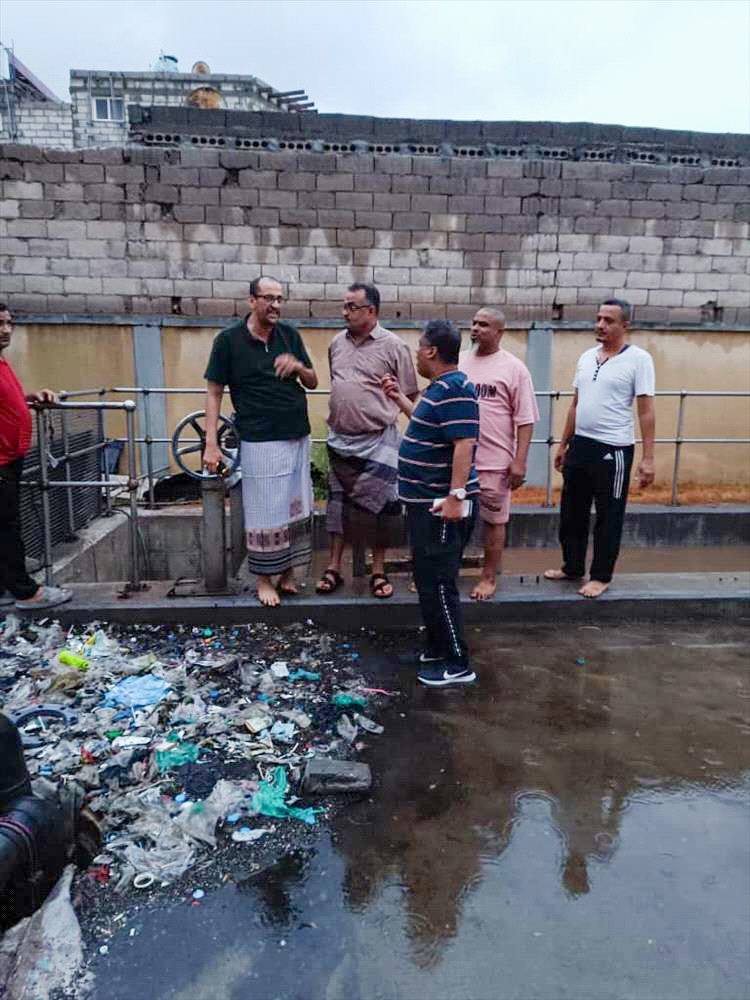 باخبيرة يطلع على أعمال شفط المياه في بعض مديريات العاصمة عدن