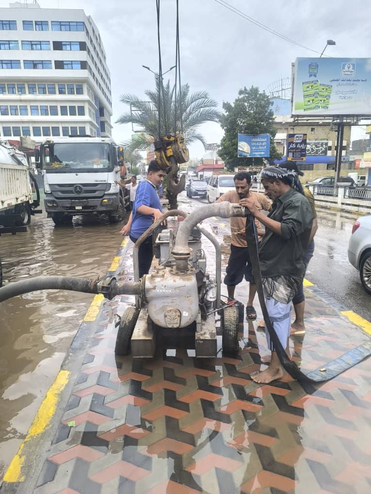 شفط مياه الامطار من المعلا الشارع الرئيسي