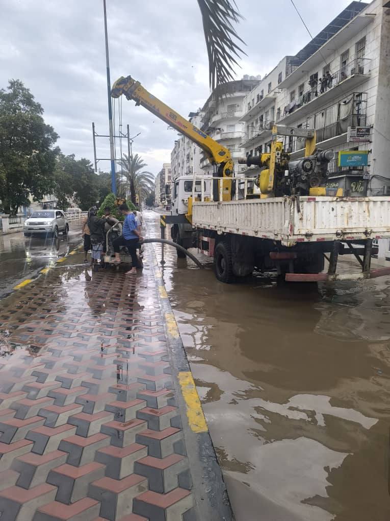 شفط مياه الامطار من مديريتي المعلا والشيخ عثمان