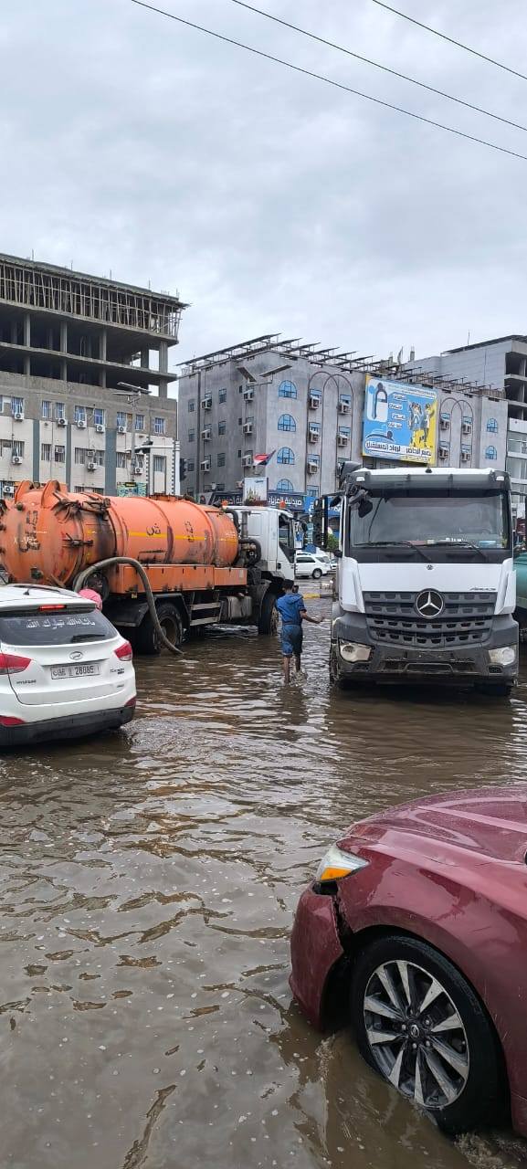 مواصلة شقط مياه الامطار في مديريات عدن