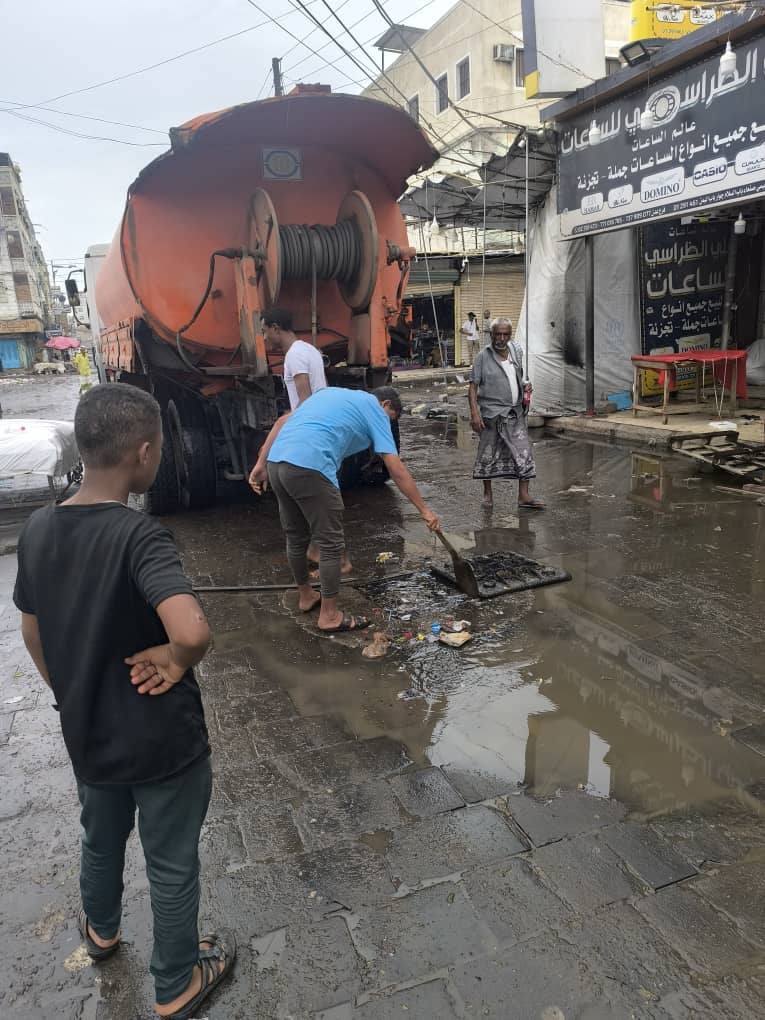 فنح انسدادات الشبكة العامة بسبب الامطار في عدن