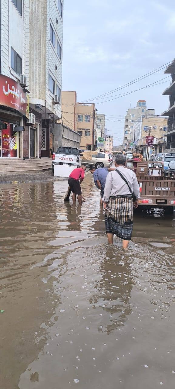 فتح انسدادات شبكة الصرف الصحي بسبب الامطار في عدن