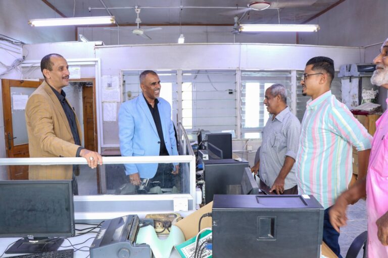 وكيل محافظة عدن يتفقد مستوى الانضباط الوظيفي في المؤسسة المحلية للمياه