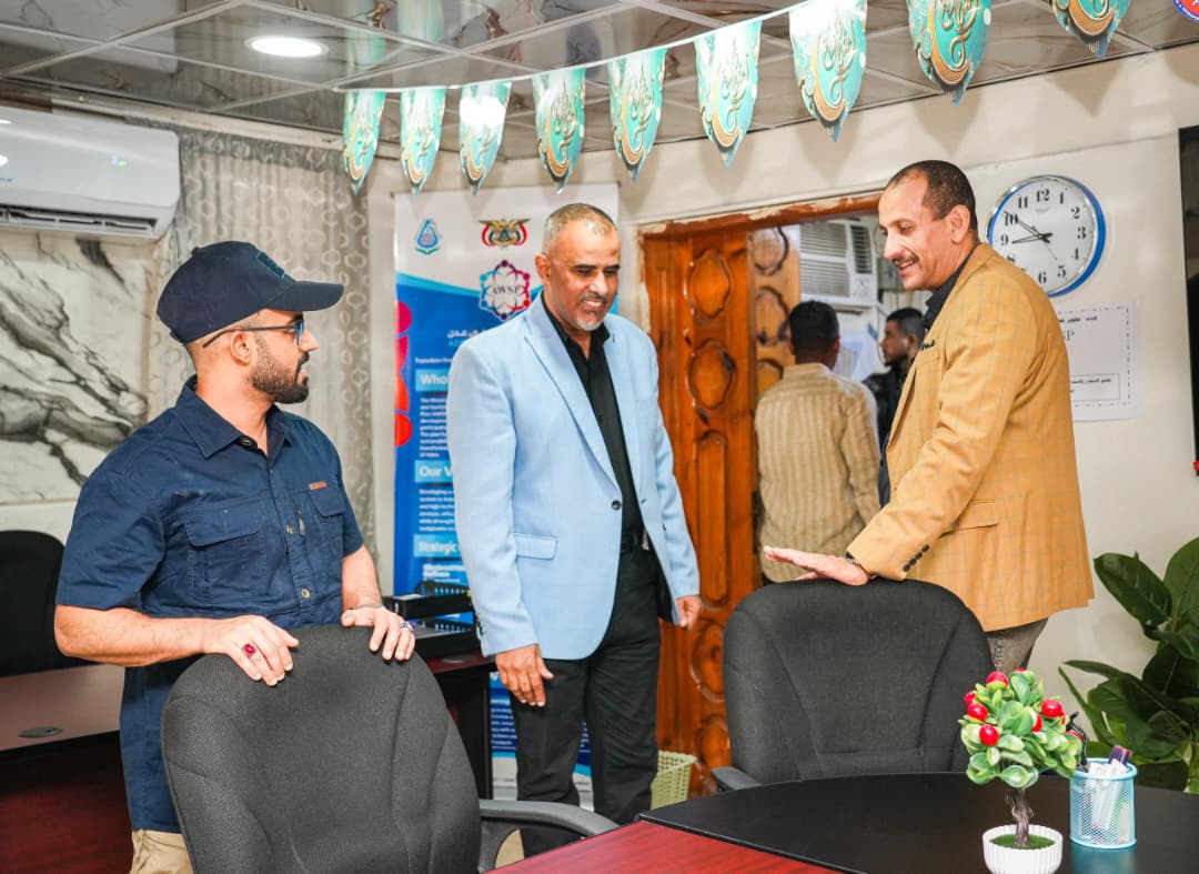 وكيل المحافظة عوض مبجر يتفقد مستوى الانظباط الوظيفي في مؤسسة مياه عدن