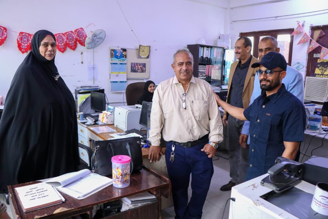 عوض مبجر يتفقد مستوى الانظياط الوظيفي في مؤسسة المياه عدن