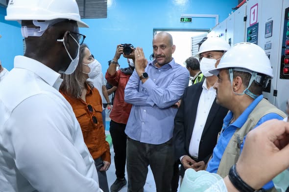 وزير المياه ووفد البنك الدولي يطلعان على التشغيل التجريبي لمشروع محطة الضخ بمديرية صيرة بعدن