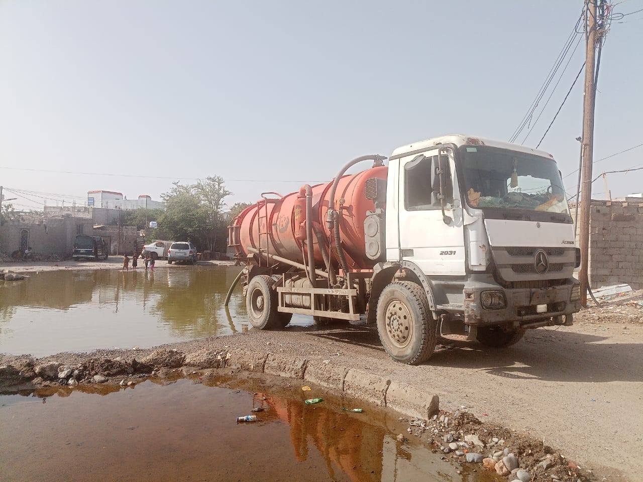 مؤسسة مياه عدن تواصل شفط مياه الأمطار ومعالجة انسدادات الصرف الصحي في خورمكسر