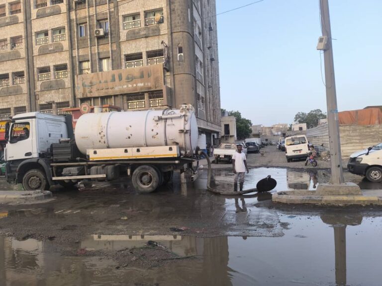 فرق مؤسسة مياه عدن تضاعف جهودها لصيانة شبكات الصرف الصحي في عدد من الأحياء بالشيخ عثمان