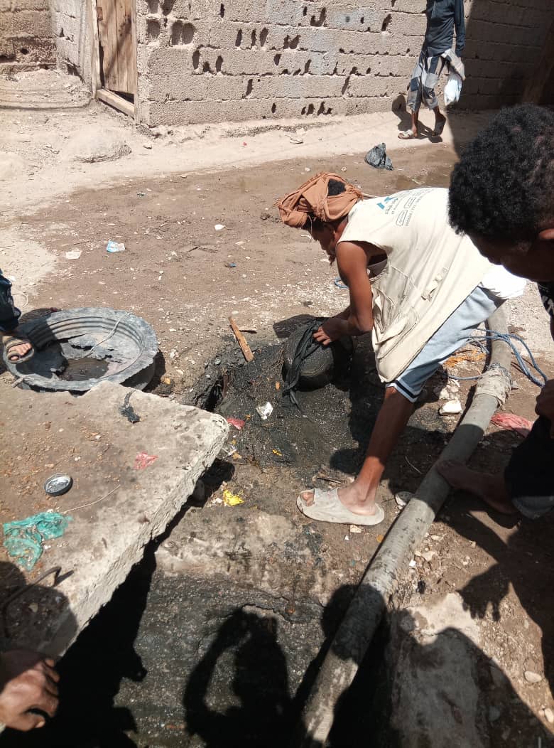 لصيانة شبكات الصرف الصحي في عدد من الأحياء في مديرية الشيخ عثمان