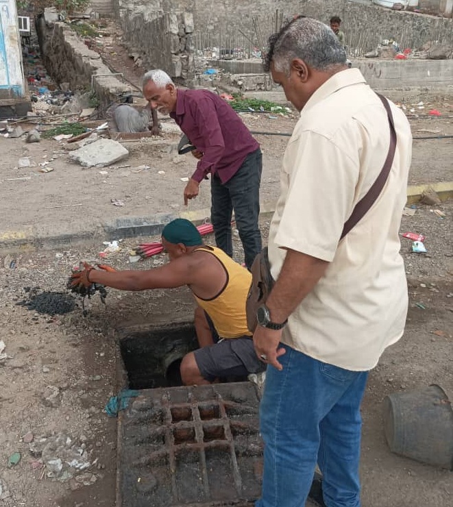 صيانة شبكات الصرف الصحي في عدد من الأحياء في مديرية الشيخ عثمان
