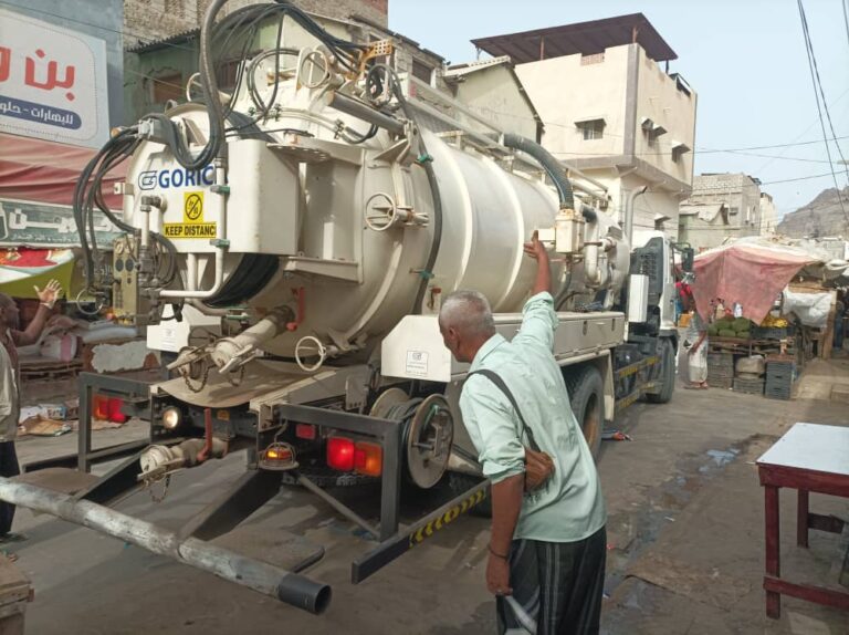 أعمال ميدانية مكثفة لصيانة شبكات الصرف الصحي في عدد من الأحياء في مديرية الشيخ عثمان في العاصمة عدن