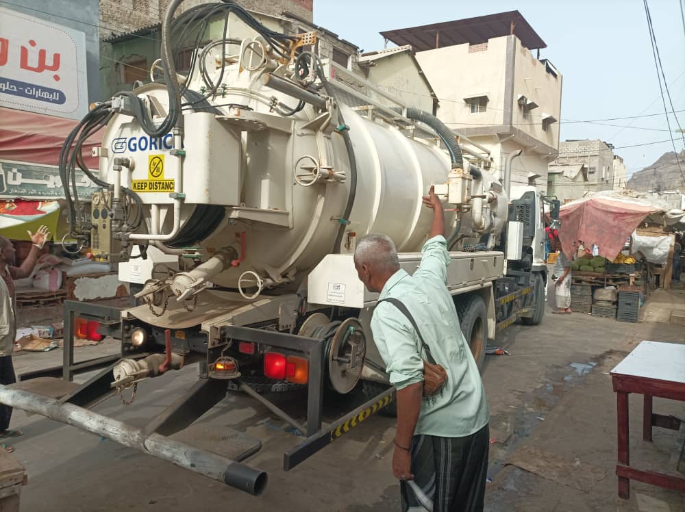 أعمال ميدانية مكثفة لصيانة شبكات الصرف الصحي في عدد من الأحياء في مديرية الشيخ عثمان في العاصمة عدن