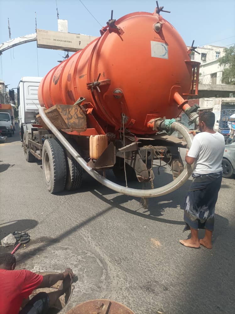 صيانة شبكات الصرف الصحي في عدد من الأحياء في مديرية الشيخ عثمان ضمن خطة طارئة تهدف إلى تحسين مستوى الخدمات ومعالجة الاختناقات في عدد من مناطق المدينة