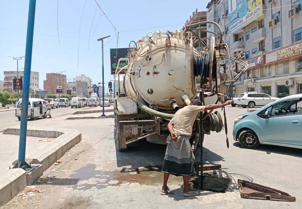 إصلاح خلل تعرض له خط مياه الصرف الصحي بشارع 90 بالمنصورة