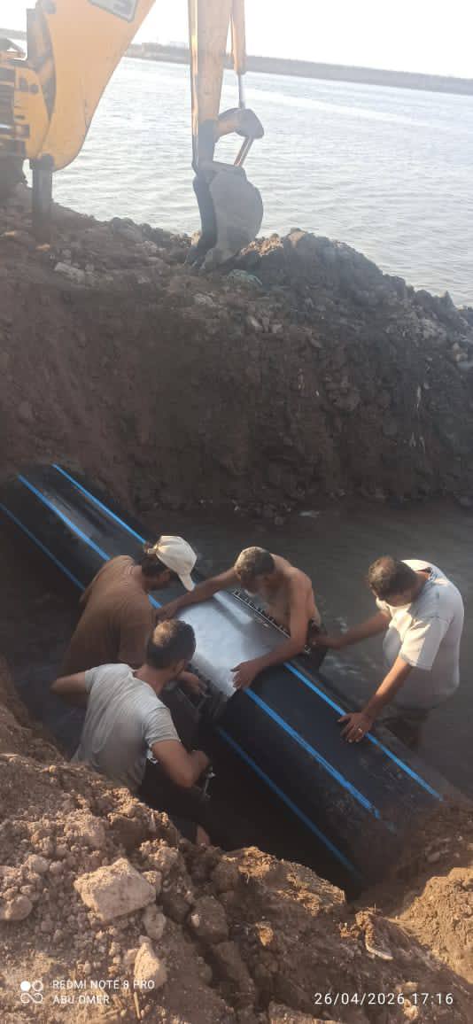 فرق مؤسسة مياه عدن تُنهي أعمال إصلاح كسر خط مياه رئيسي في الخط البحري