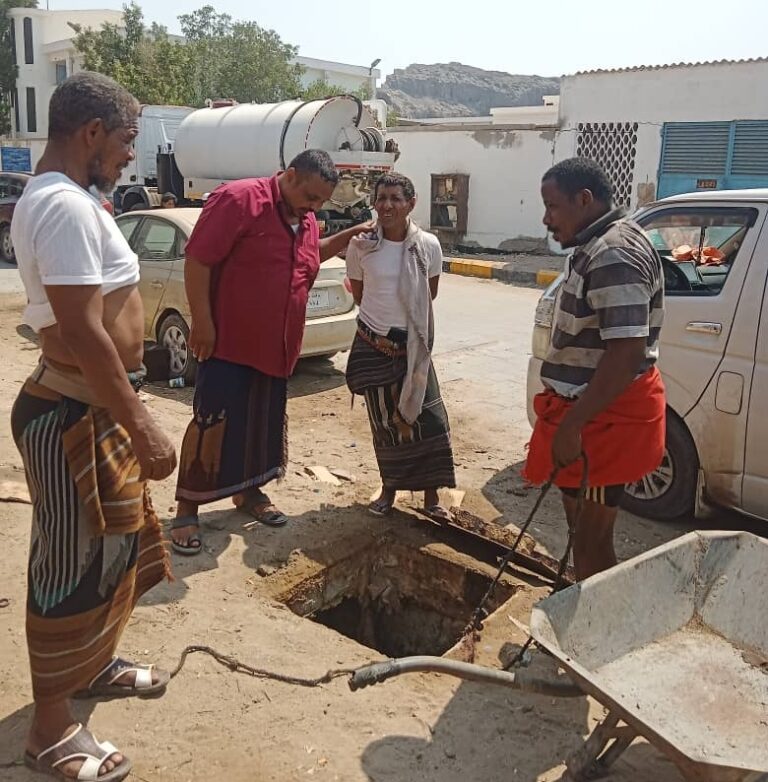 فرق الصرف الصحي بعدن تنفذ حملة ميدانية واسعة لفتح الانسدادات في عدد من المديريات عدن