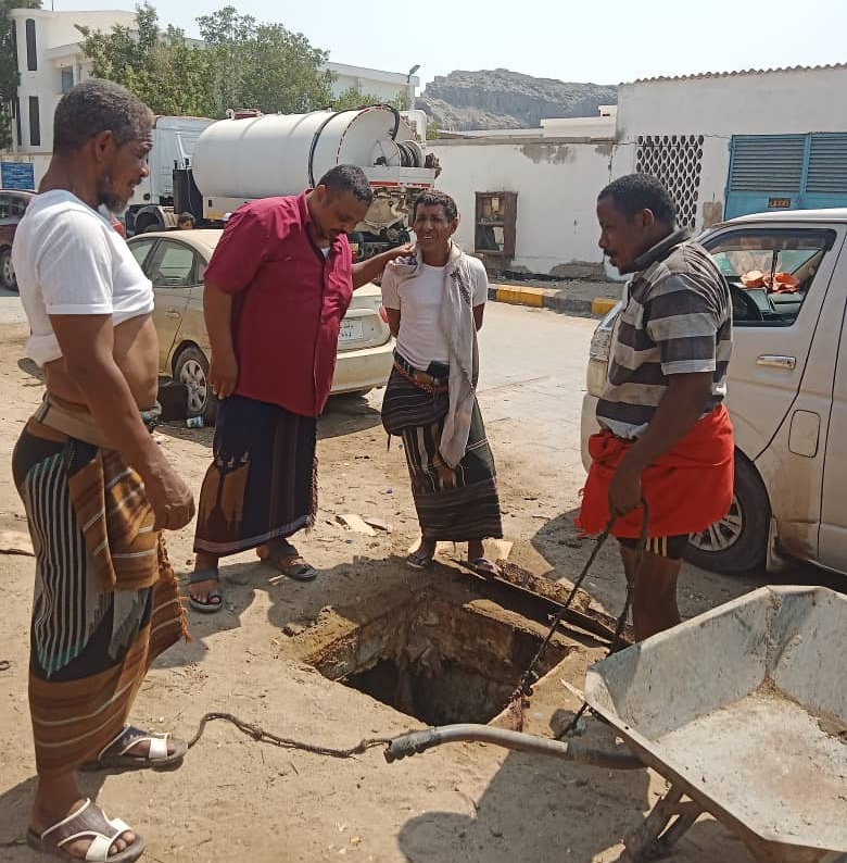 فرق الصرف الصحي بعدن تنفذ حملة ميدانية واسعة لفتح الانسدادات في عدد من المديريات عدن