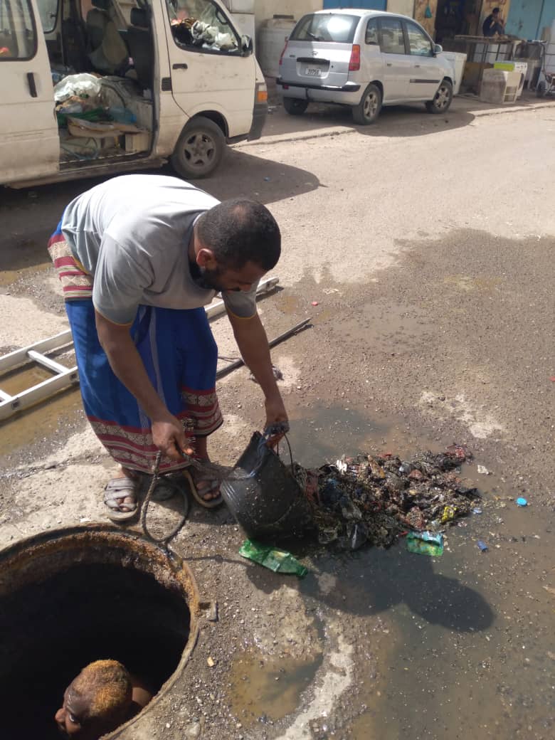 فرق الصرف الصحي تنفذ أعمال فتح سدات