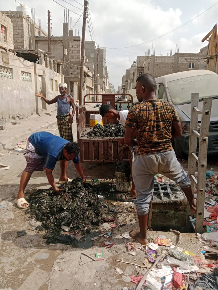 فرق الصرف الصحي تنفذ أعمال تصفية وفتح انسدادات في البريقة ودار سعد والمنصورة