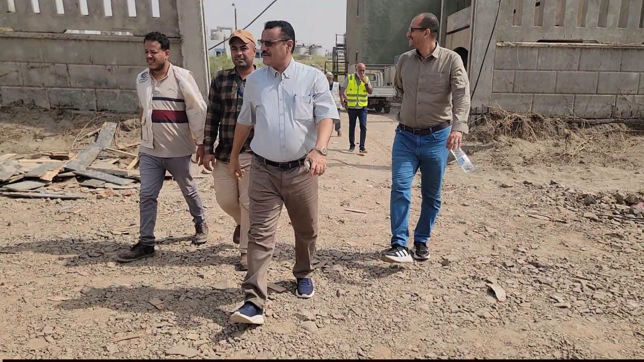 باخبيرة والداؤودي يعاينان المساحة المخصصة لإنشاء محطة لتحلية مياه البحر في عدن بتمويل سعودي