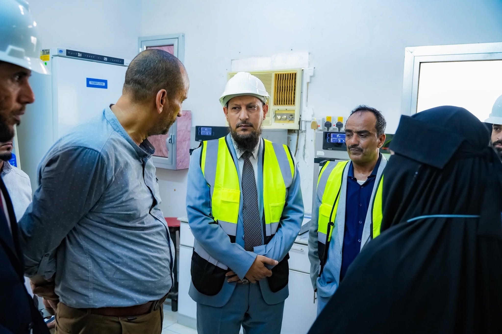 المحافظ شيخ يطّلع على  أخر المستجدات للخزان الجديد ومختبر فحص المياه في البرزخ 