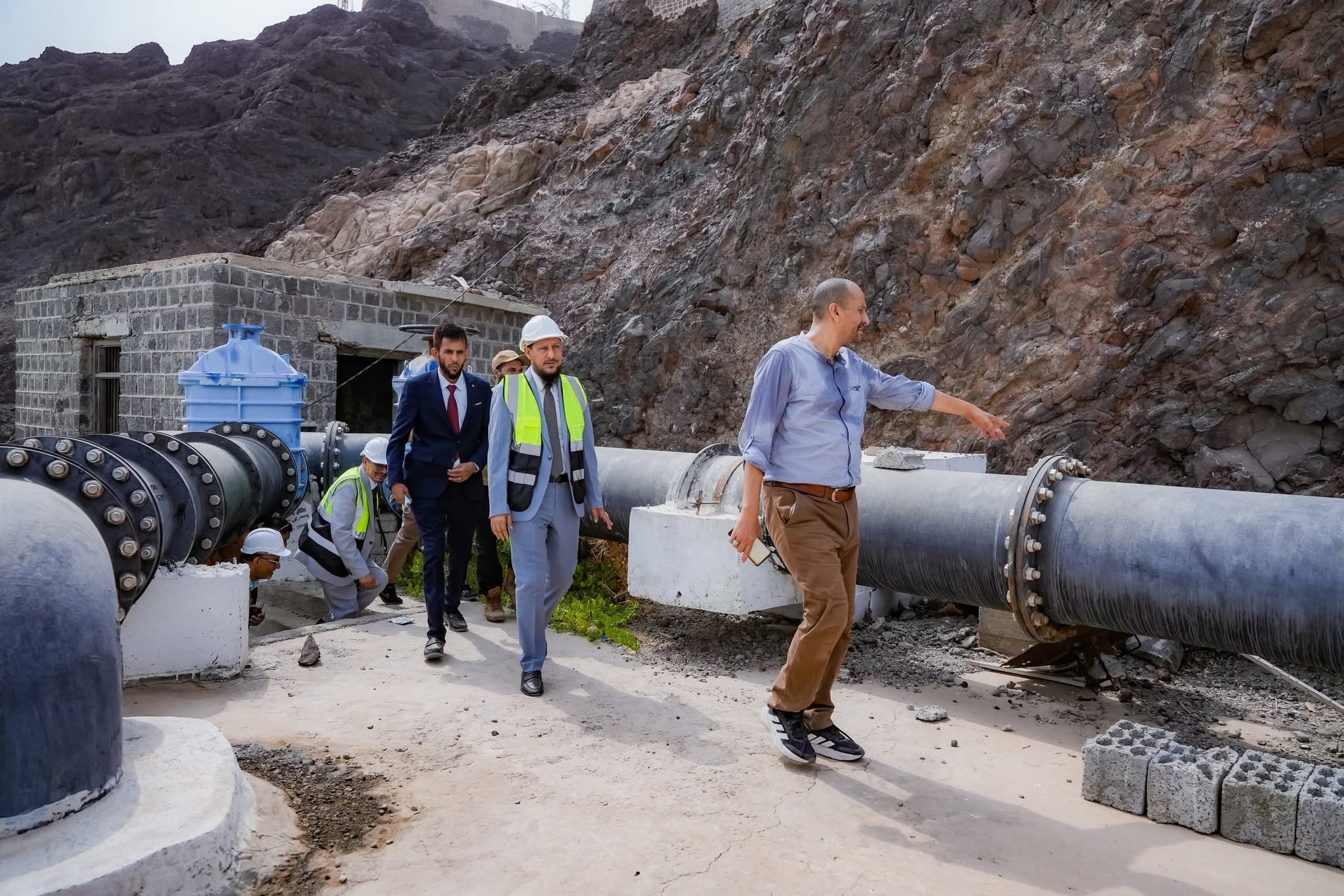 المحافظ عبدالرحمن شيخ يطّلع على اللمسات الأخيرة للخزان الجديد ومختبر فحص المياه في البرزخ 